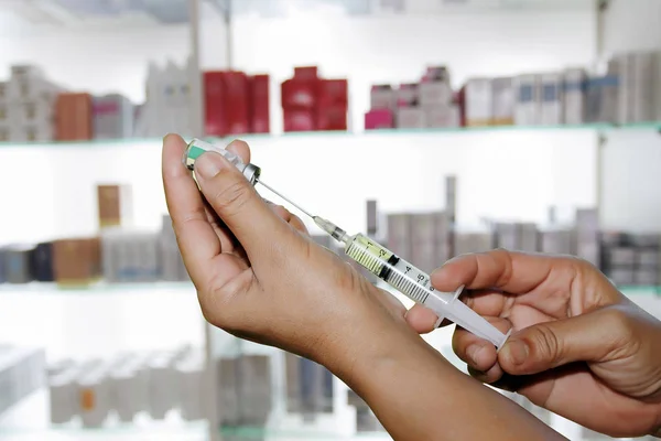 Ręce lekarze napełnianie strzykawki na przechowywanie leku i pharm — Zdjęcie stockowe