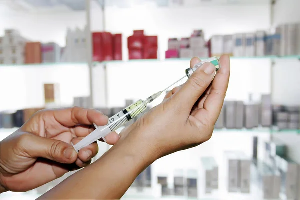 Ręce lekarze napełnianie strzykawki na przechowywanie leku i pharm — Zdjęcie stockowe