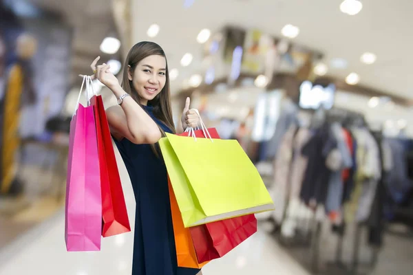 Felicidad, consumismo, venta y concepto de la gente - sonriendo joven — Foto de Stock