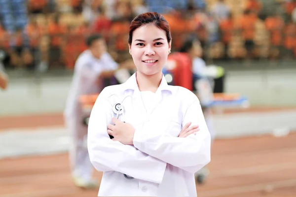 Usmívající se žena lékař Asie s stetoskop na zraněné pl — Stock fotografie