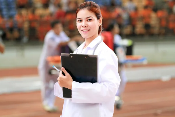 Sorridente medico donna Asia con stetoscopio sul ferito pl — Foto Stock