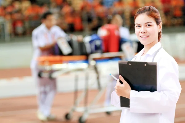 Sorridente medico donna Asia con stetoscopio sul ferito pl — Foto Stock