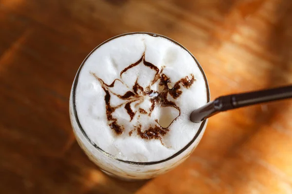 Ice cappuccino kaffe på ett träbord — Stockfoto