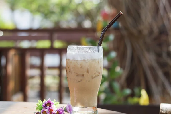 Kopi cappuccino es di atas meja kayu — Stok Foto
