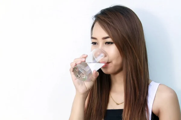 Portrait de jeune belle femme asie eau potable à l'été — Photo