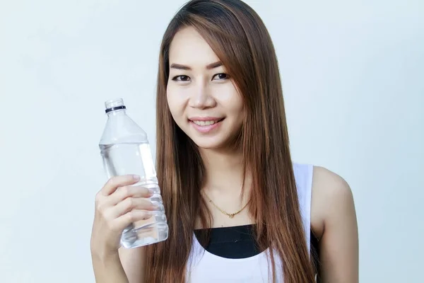 Retrato de jovem mulher bonita Ásia água potável no verão — Fotografia de Stock