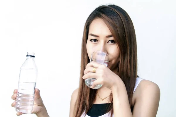 Portrait de jeune belle femme asie eau potable à l'été — Photo