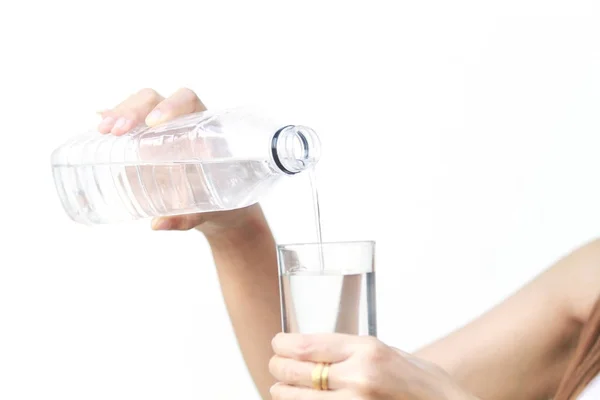 Portrait de jeune belle femme asie eau potable à l'été — Photo