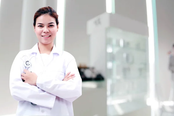 Φαρμακοποιός χημικός και ιατρική γιατρός γυναίκα Ασία με stethoscop — Φωτογραφία Αρχείου