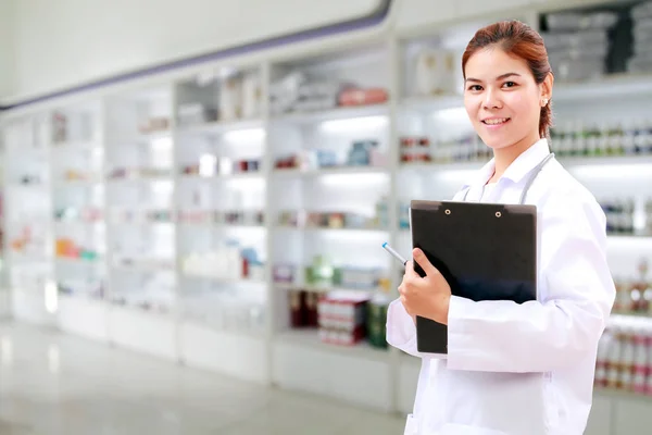 Chemik farmaceuta i medycyna lekarz Azji kobieta z stethoscop — Zdjęcie stockowe