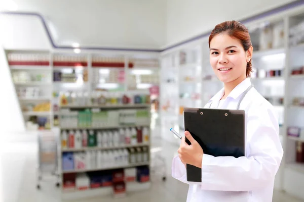 Farmacêutico químico e médico médico mulher ásia com stethoscop — Fotografia de Stock