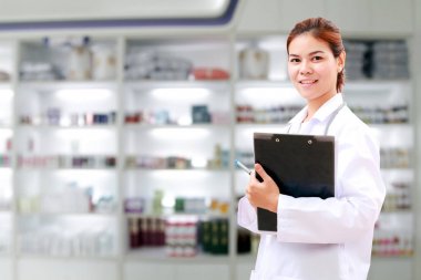 Eczacı kimyager ve Sağlık kadın Asya stethoscop ile doktor