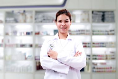 Eczacı kimyager ve Sağlık kadın Asya stethoscop ile doktor