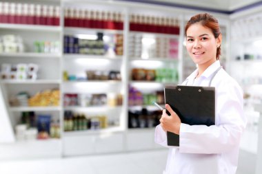 Eczacı kimyager ve Sağlık kadın Asya stethoscop ile doktor