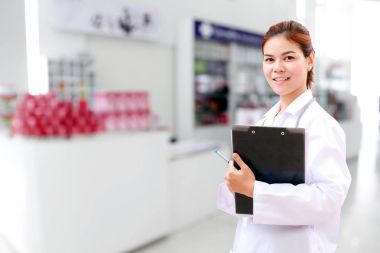 Eczacı kimyager ve Sağlık kadın Asya stethoscop ile doktor