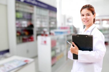 Eczacı kimyager ve Sağlık kadın Asya stethoscop ile doktor
