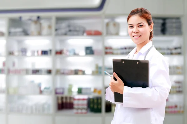 Farmacêutico químico e médico médico mulher ásia com stethoscop — Fotografia de Stock