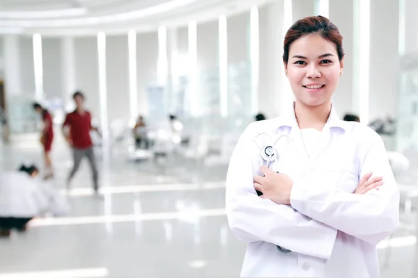 Farmacêutico químico e médico médico mulher ásia com stethoscop — Fotografia de Stock