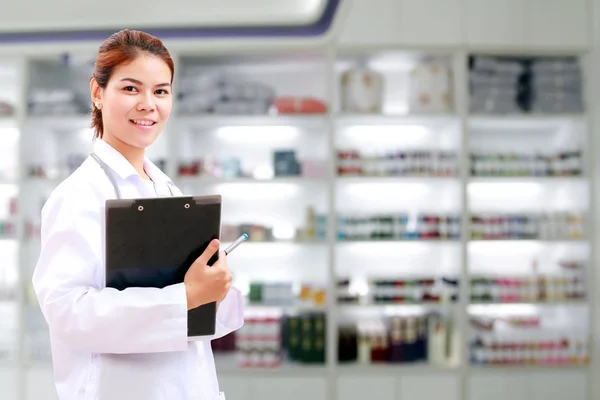Chemik farmaceuta i medycyna lekarz Azji kobieta z stethoscop — Zdjęcie stockowe
