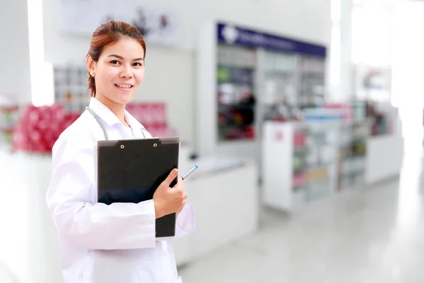 Farmacéutico químico y médico médico mujer asia con stethoscop —  Fotos de Stock