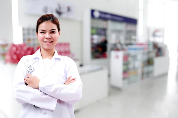 Farmacéutico químico y médico médico mujer asia con stethoscop — Foto de Stock