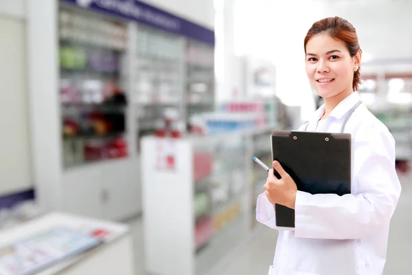 Farmacéutico químico y médico médico mujer asia con stethoscop — Foto de Stock