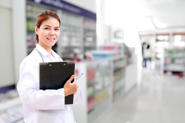 Farmacêutico químico e médico médico mulher ásia com stethoscop — Fotografia de Stock