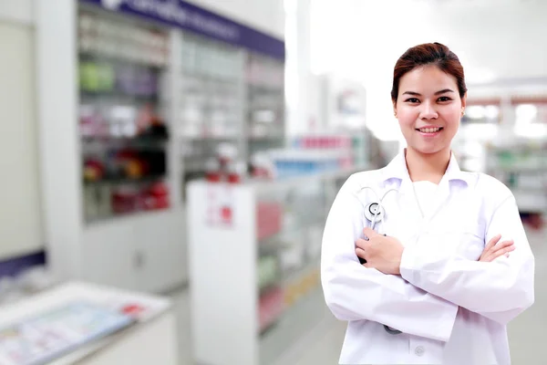 Farmacéutico químico y médico médico mujer asia con stethoscop — Foto de Stock