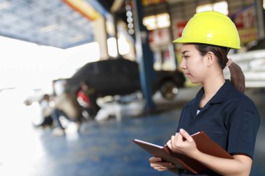 Genç kadın makinist bir araba teftiş gülümseyen portresi