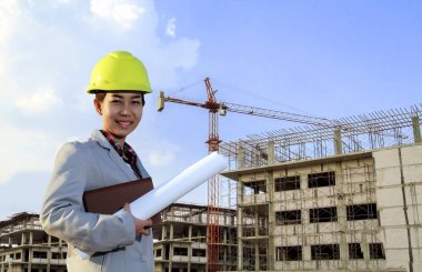 çalışma ve planları C'de tutan portre kadınların Asya mühendisi