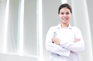 Eczacı kimyager ve Sağlık kadın Asya stethoscop ile doktor