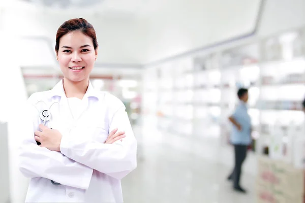Apotekspersonal kemist och läkare kvinna Asien med stethoscop — Stockfoto