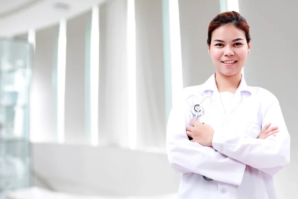 Farmacista chimico e medico medico donna asia con stethoscop — Foto Stock