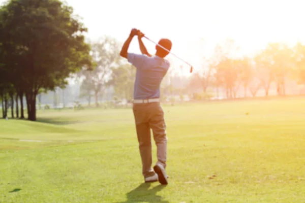 Niewyraźne golfistów hit, zamiatanie i zachować pole golfowe w lecie — Zdjęcie stockowe