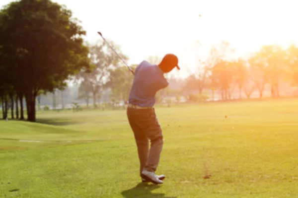 Bulanık golfçüler süpürme hit ve golf sahası yaz aylarında tutmak — Stok fotoğraf