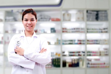 Eczacı kimyager ve Sağlık kadın Asya stethoscop ile doktor