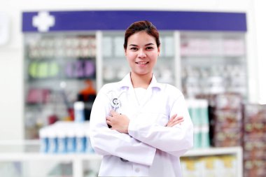 Eczacı kimyager ve Sağlık kadın Asya stethoscop ile doktor
