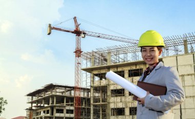 çalışma ve planları C'de tutan portre kadınların Asya mühendisi