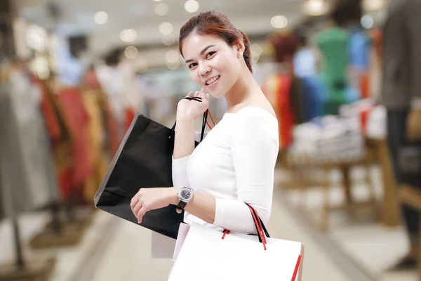 Felicidad, consumismo, venta y concepto de la gente - sonriendo joven —  Fotos de Stock