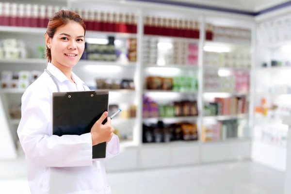 Apothekerin, Chemikerin und Ärztin mit Stethoskop — Stockfoto