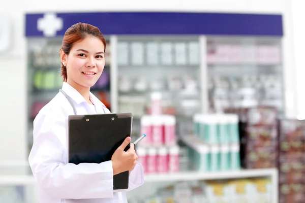 Farmacêutico químico e médico médico mulher ásia com stethoscop — Fotografia de Stock