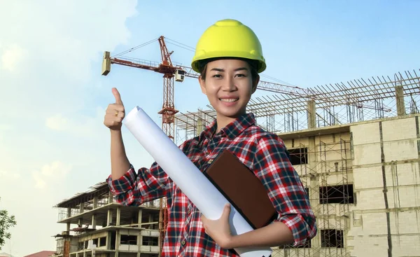 Portrait asiatischer Ingenieurinnen beim Arbeiten und Halten von Bauplänen bei c — Stockfoto