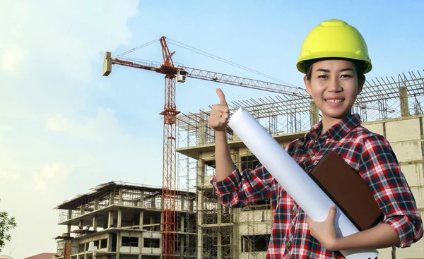 Portrait asiatischer Ingenieurinnen beim Arbeiten und Halten von Bauplänen bei c — Stockfoto