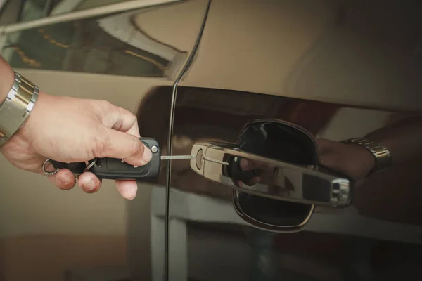 Main tenir la clé Ouverture de la porte de voiture — Photo