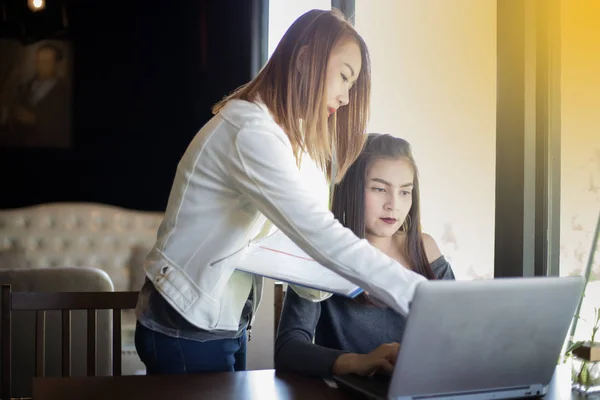 Duas mulheres de negócios asiáticas usando notebook trabalhando e Discussão o — Fotografia de Stock