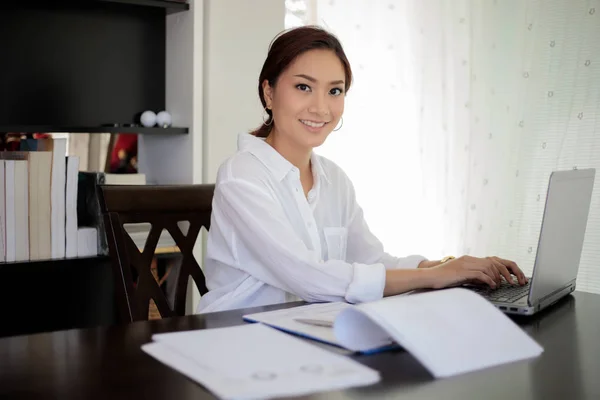 Asiatiska affärskvinnor använder bärbar dator och leende glad för worki — Stockfoto