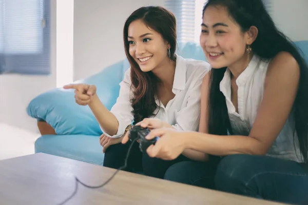 Twee vrouwen concurrerende vrienden spelen van videospellen en opgewonden ha — Stockfoto