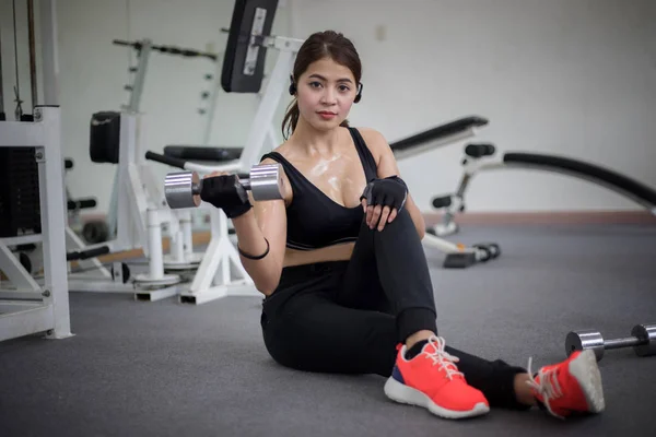 Vackra muskulös passar kvinna utövar bygga muskler och passar — Stockfoto