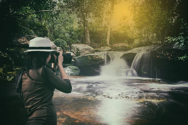 Fotografía asiática tomar una foto de cascada en bosque profundo en t —  Fotos de Stock