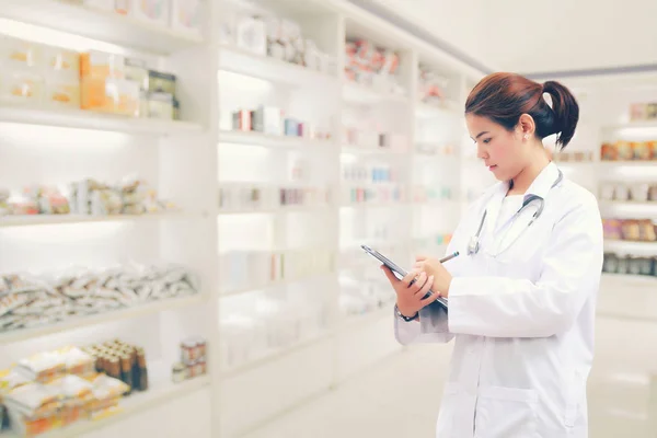 Farmacéutico químico y médico médico mujer asia con stethoscop — Foto de Stock